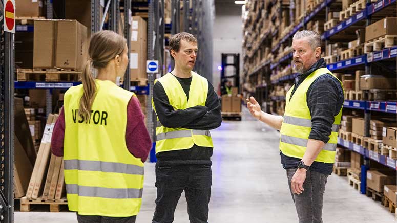 Finnish Design Shopin Operatiivinen johtaja Kalle Karvanen ja Boxonin Account Manager Peter Lindroos keskustelevat varaston tiloissa.