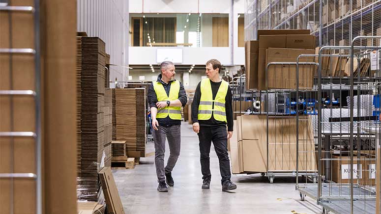 Peter Lindroos ja Kalle Karvanen kävelevät Finnish Design Shopin varasto käytävällä.