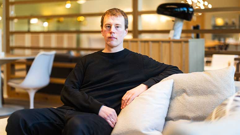 Finnish Design Shopin Operatiivinen johtaja Kalle Karvanen istuu sohvalla. 